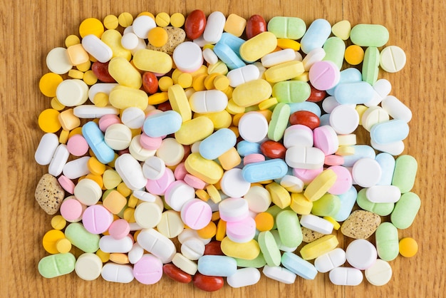 Un montón de medicamentos y pastillas de colores desde arriba