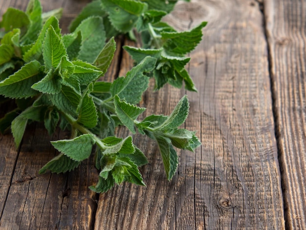 Foto un montón de menta fresca en una mesa de madera concepto de comida saludable