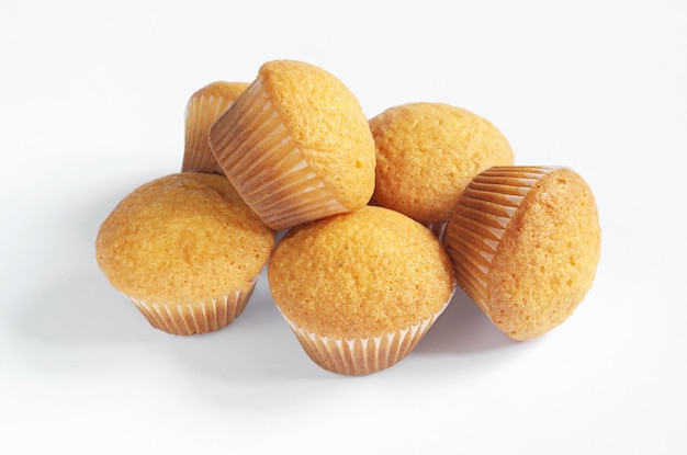 Montón de mini muffins sobre fondo blanco de cerca