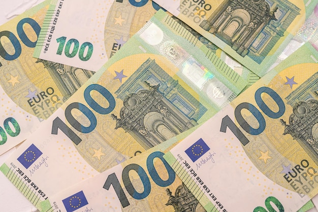 Montón de moneda europea 100 cien billetes nuevo concepto financiero