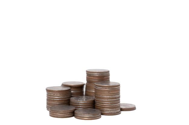 Foto un montón de monedas de dinero en un fondo blanco concepto de ahorrar dinero para la inversión en el futuro