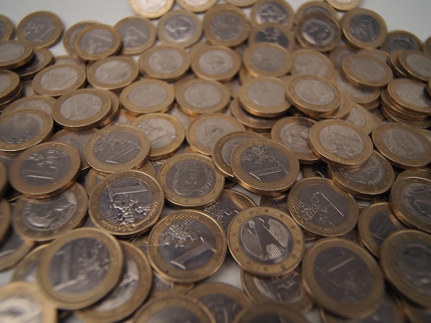 Un montón de monedas de euro con la palabra euro en la parte superior.
