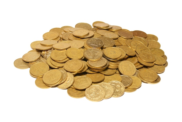 Montón de monedas de oro aislado en blanco.