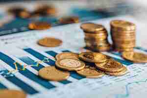 Foto un montón de monedas de oro en la parte superior de una mesa con un fondo azul con un centavo de moneda de oro