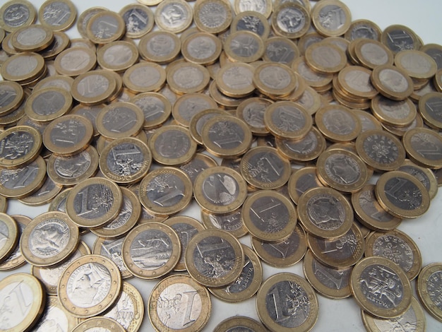 Un montón de monedas con la palabra euro en ellas