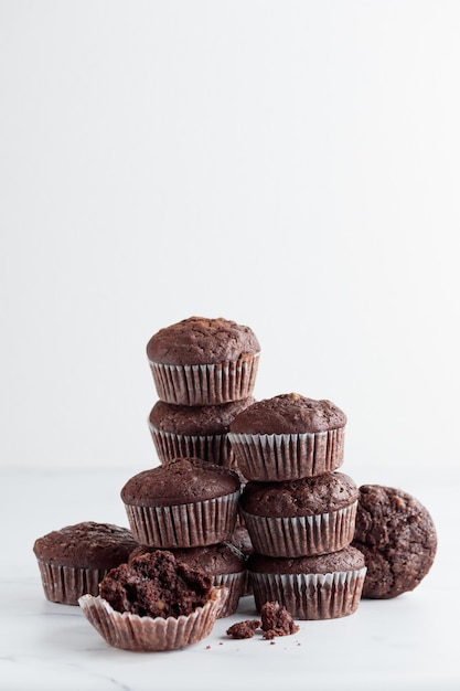 Montón de muffins de chocolate