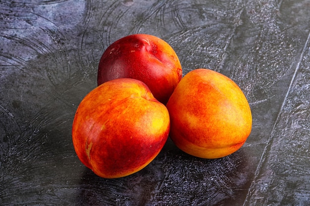 Montón de nectarinas rojas frescas, jugosas, dulces y maduras