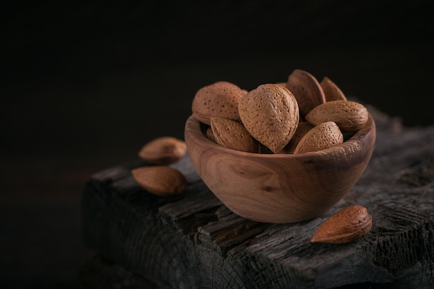 Montón de nueces de almendra en un recipiente