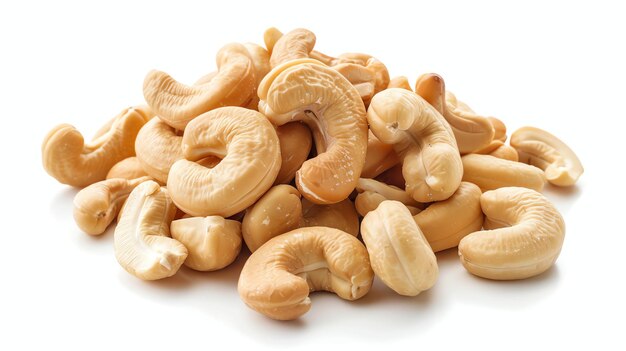 Un montón de nueces de caju aisladas sobre un fondo blanco Los cajues están asados y salados