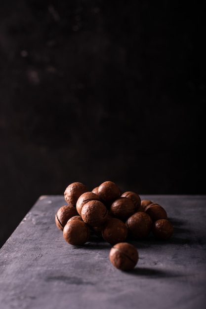 Un montón de nueces de macadamia sobre la mesa