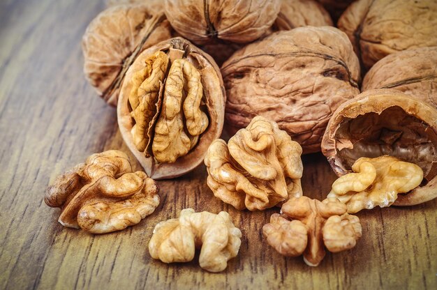 Foto montón de nueces maduras sobre fondo de madera