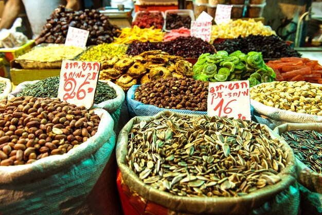 Foto un montón de nueces y semillas de girasol pistacho en bolsas