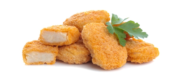 Un montón de nuggets de pollo con una hoja de perejil