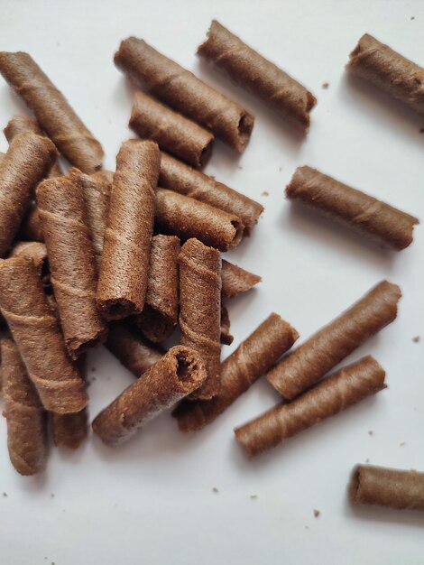 Un montón de obleas de chocolate aisladas con chocolate oscuro cubierto de galletas de gofres de fondo blanco