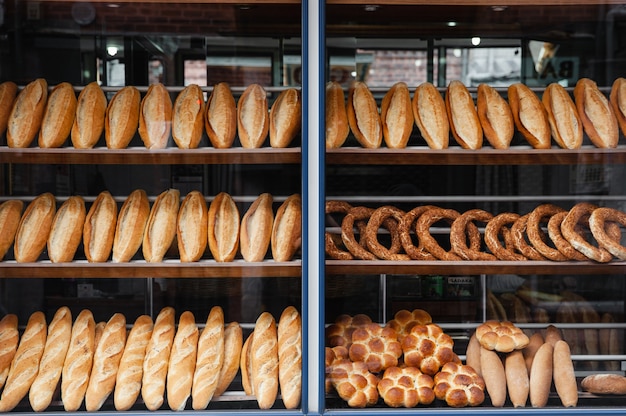 Un montón de pan en el escaparate de la panadería de Estambul.