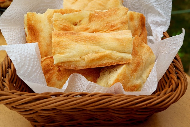 Montón de pan georgiano cortado en una cesta de mimbre