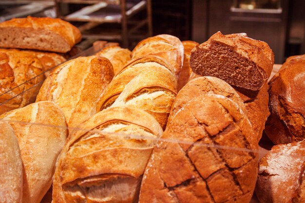 Un montón de panes en una panadería