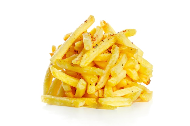 Montón de papas fritas aislado en blanco