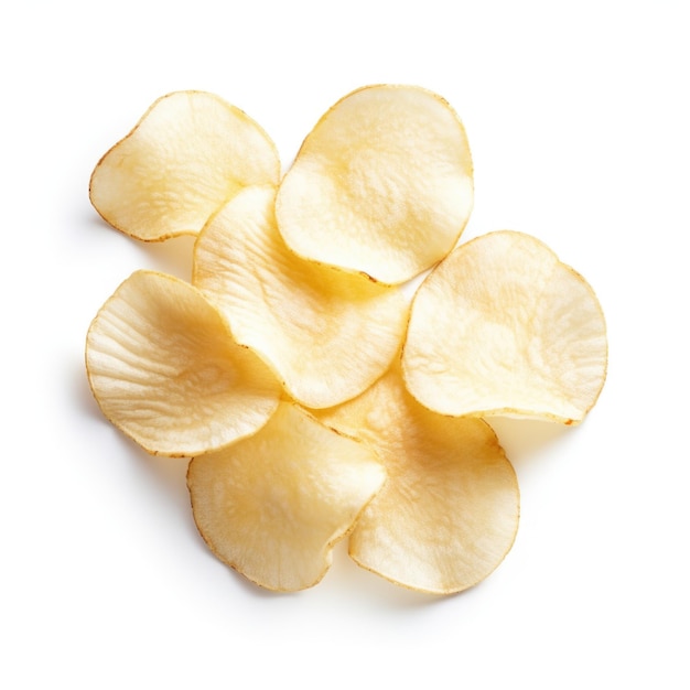 Un montón de papas fritas en una superficie blanca