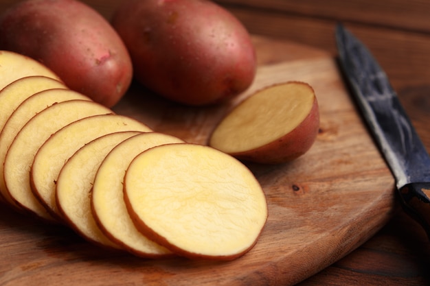 Foto montón de papas sobre tablas de madera