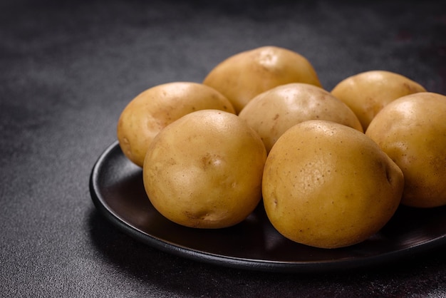 Un montón de papas tiernas sobre la mesa Los beneficios de las verduras