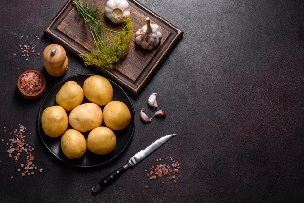 Un montón de papas tiernas sobre la mesa Los beneficios de las verduras