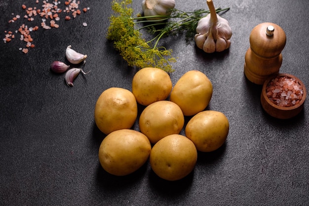 Un montón de papas tiernas sobre la mesa Los beneficios de las verduras