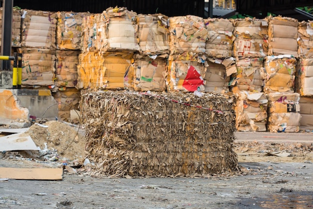 Montón de papel y pedazo de cartón en la planta de papel de la industria de reciclaje