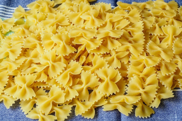 Montón de pasta farfalle Vista superior