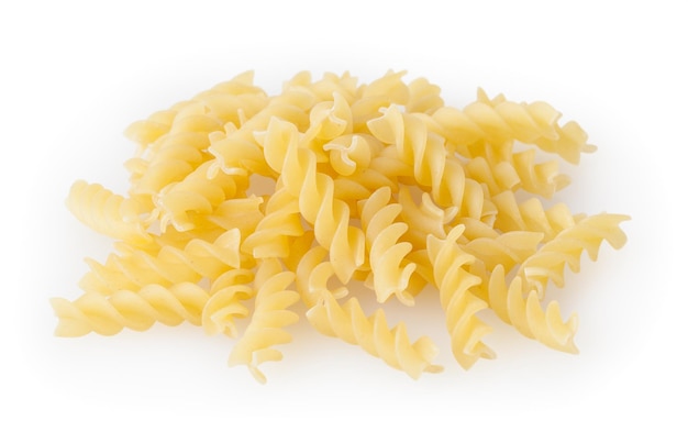 Montón de pasta fusilli aislado sobre fondo blanco.