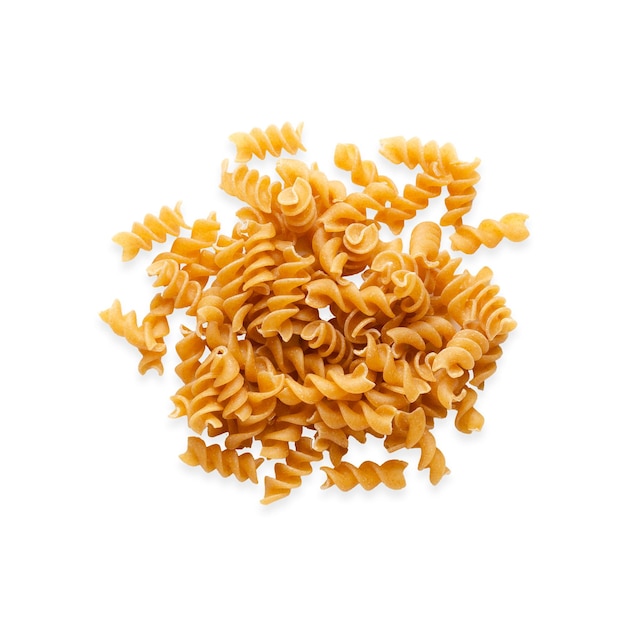 Un montón de pasta de fusilli de trigo entero sobre un fondo blanco