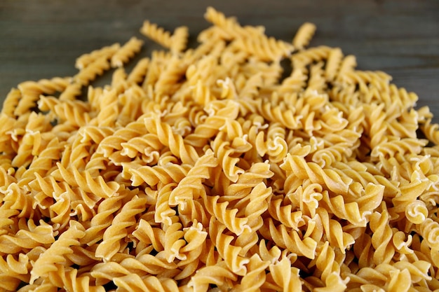 Montón de pasta Fusilli de trigo integral sin cocer para el concepto de bienestar