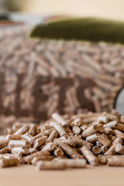 Foto montón de pellets con bolsa de gránulos en el fondo