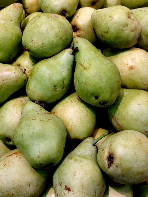 Montón de pequeñas peras verdes