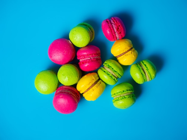 Un montón de pequeños macarrones de colores en azul.