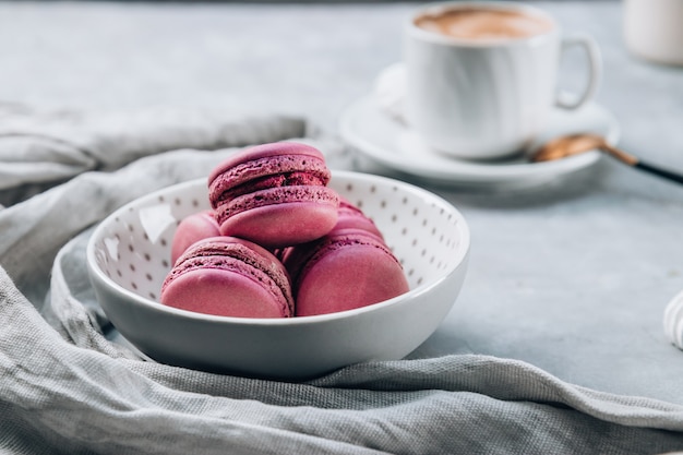 Montón de pequeños macarrones rosas