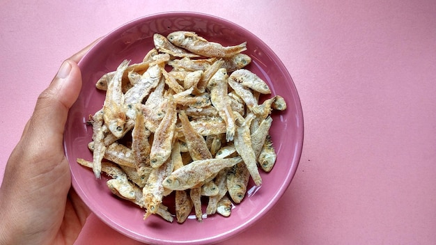 Un montón de pequeños pescados salados, pescado de mar seco se conserva con sal marina. Mariscos de Indonesia.