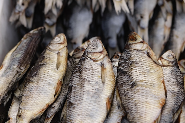 Foto montón de pescado seco salado en el mercado. comida tradicional rusa. enfoque selectivo