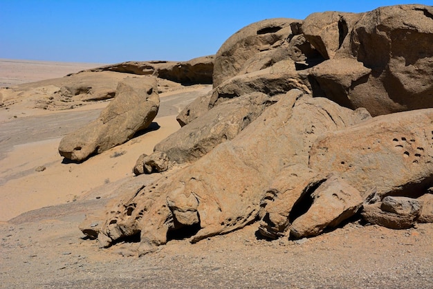 Un montón de piedras enormes en el desierto bajo el sol brillante Meteorización ambiental y erosión