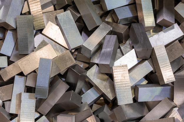 Montón de piezas de trabajo de acero paralelepípedo después de la molienda superficial