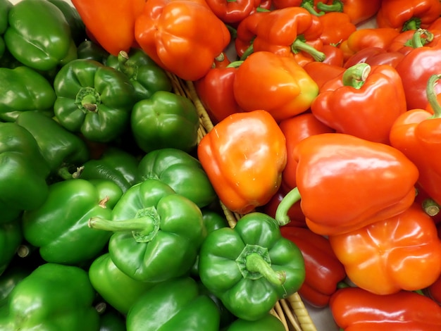 Montón de pimiento verde y rojo en supermercado