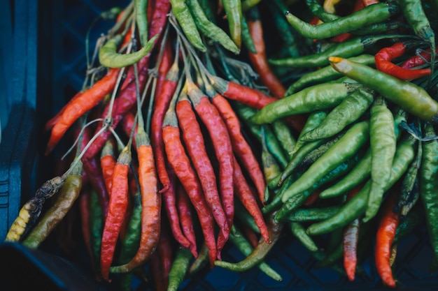 Un montón de pimientos verdes como fondo de alimentos