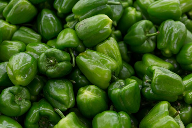 Montón de pimientos verdes dulces. Alimentos saludables y vitaminas durante la estación fría.