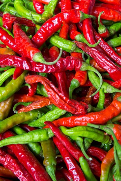 Foto un montón de pimientos verdes con la palabra 