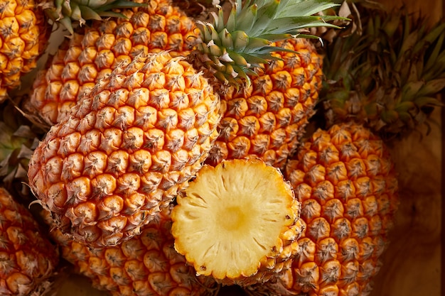 Foto montón de piñas frescas en el mercado de alimentos orgánicos.