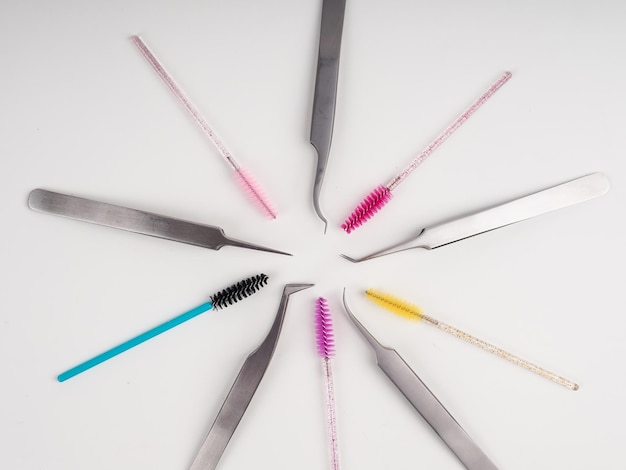 Un montón de pinzas para pestañas herramientas de extensión de pestañas para mujeres