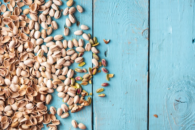 Un montón de pistachos orgánicos recién cosechados listos para comer con mucho espacio para copiar Nueces Pistacia vera