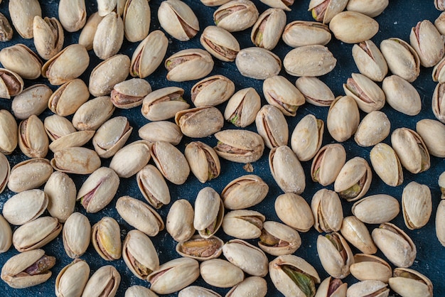 Montón de pistachos tostados y salados