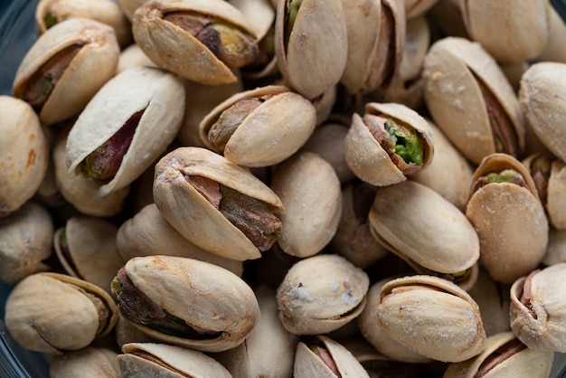 Montón de pistachos tostados y salados