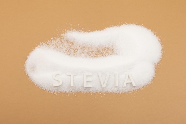 Montón de polvo granular de esteviósido, edulcorante de stevia. Aditivo alimentario E960. Polvo de cristal blanco.
